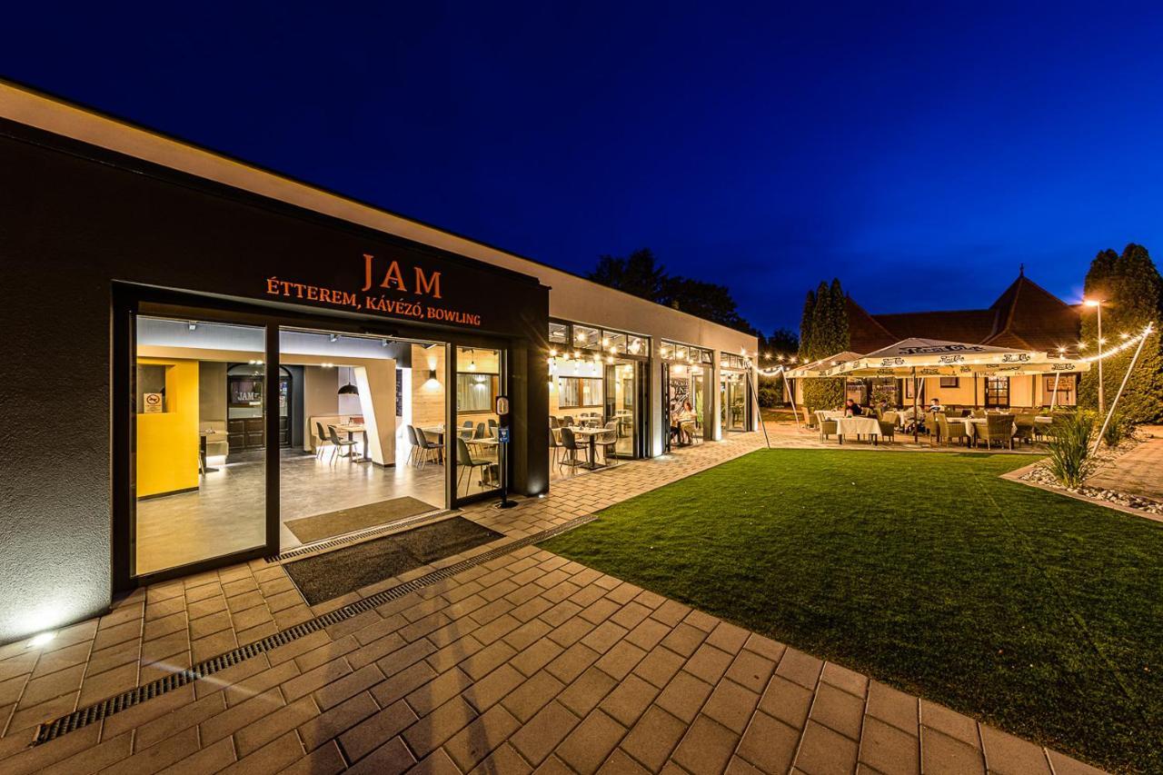 Jam Panzio Hotel Kapuvár Buitenkant foto